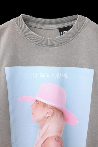 T-SHIRT IN VERWASCHENER OPTIK MIT LADY GAGA © - Hellgrau von Zara