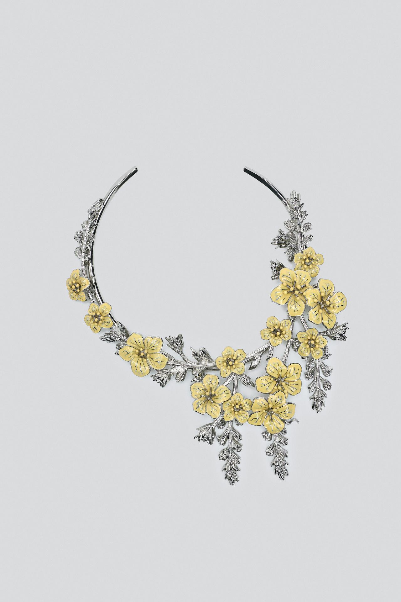 METAL CHOKER WITH EMBOSSED FLOWERS — Pastel yellow
