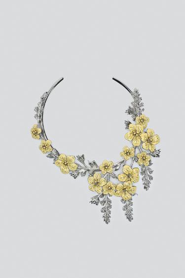 METAL CHOKER WITH EMBOSSED FLOWERS — Pastel yellow 1