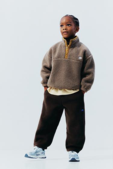 FAUX SHEARLING SWEATER WITH RUBBERISED LOGO - Light camel by Zara