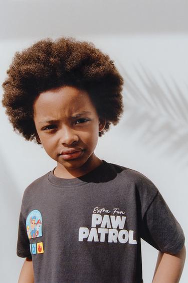 PAW PATROL ™ エンボスTシャツカーボングレーZaraのPAW PATROL ™ エンボスTシャツ - カーボングレー 