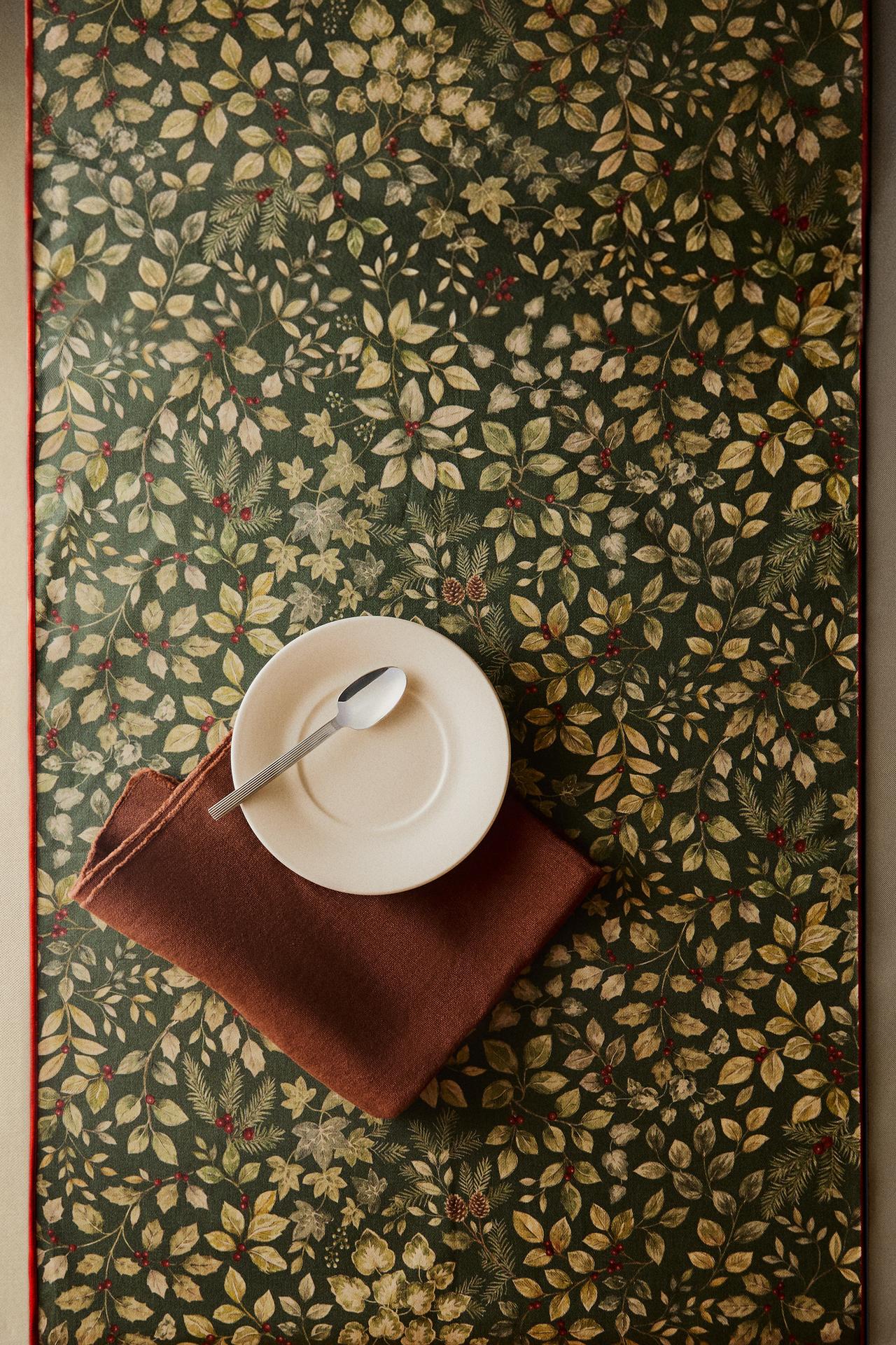 CHRISTMAS LEAF RESIN TABLE RUNNER — Green
