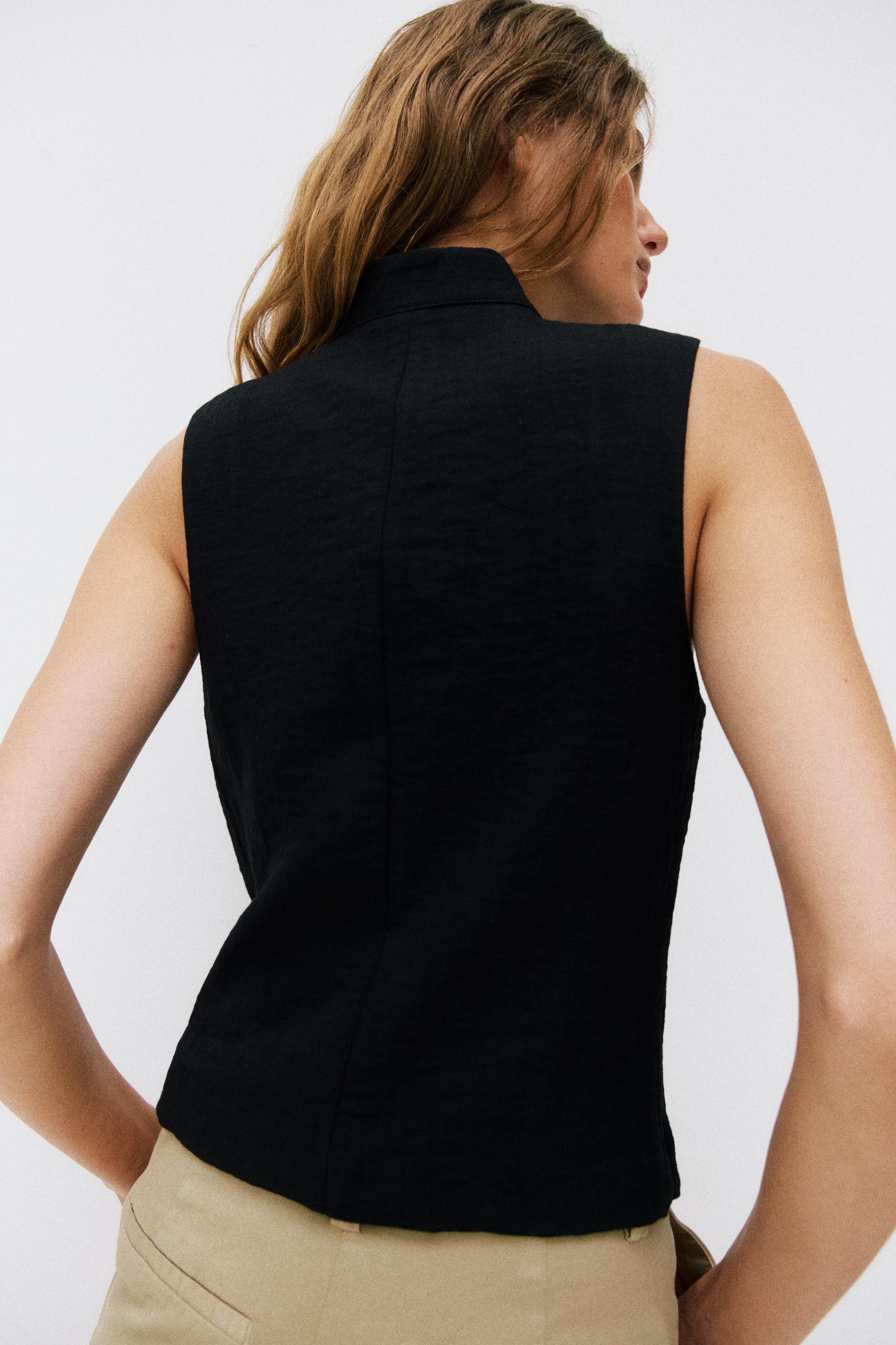 SLEEVELESS BUTTON SHIRT