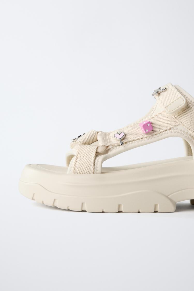SANDALIAS TÉCNICAS CON DIJES 6