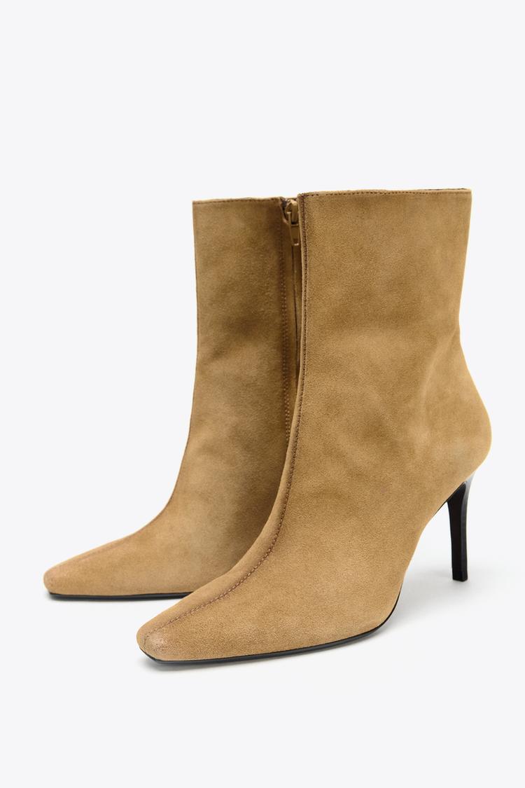 Botín en serraje con tacón fino beige de Zara