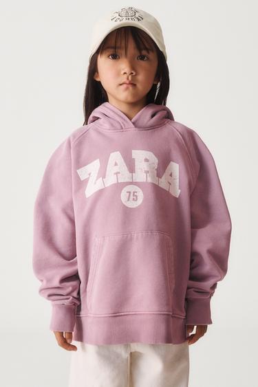 6-14 AÑOS/ SUDADERA CAPUCHA VARSITY 50TH ANNIVERSARY - Rosa pastel de Zara - Imagen 0