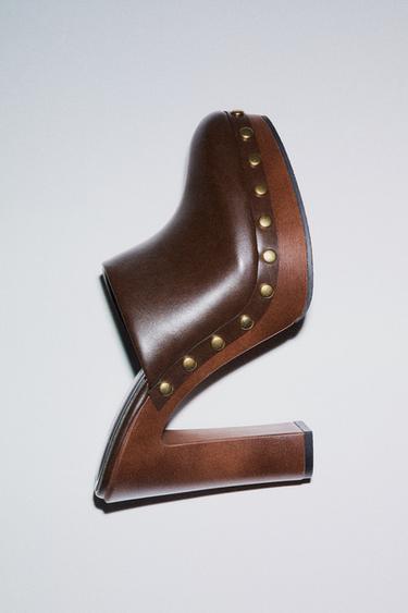 SABOTS À TALONS HAUTS ET CLOUS - Marron chocolat de Zara
