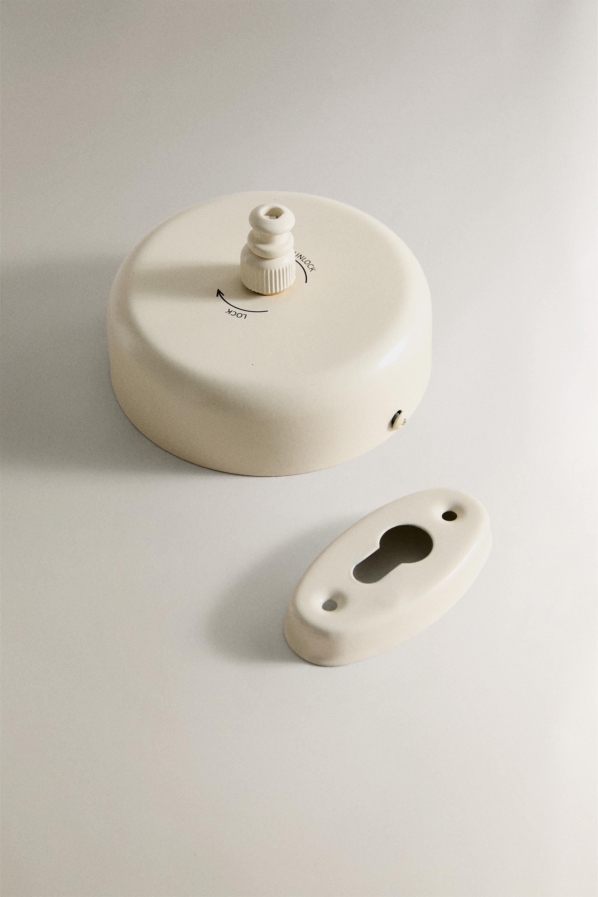 RETRACTABLE WALL CLOTHES LINE — Cream