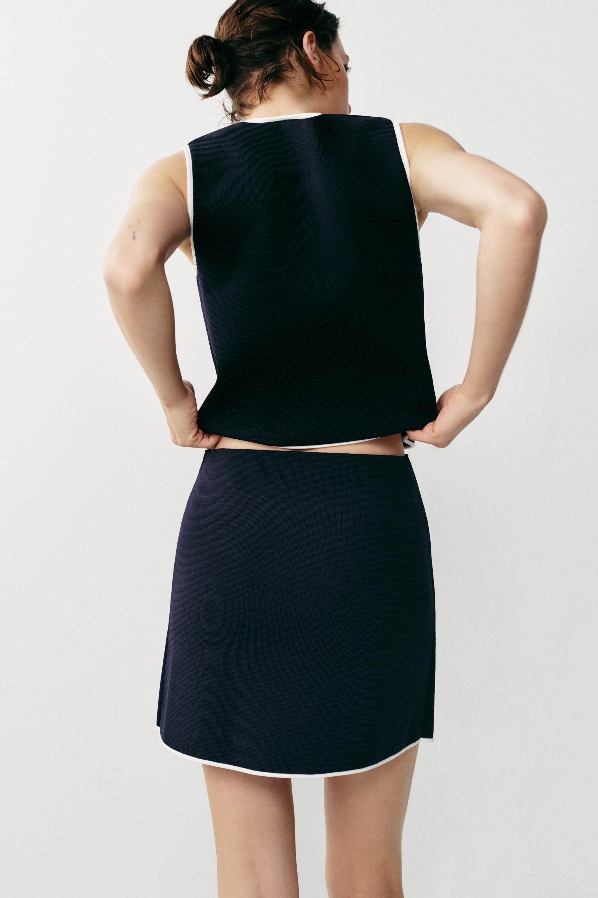 CONTRAST BUTTON KNIT MINI SKIRT