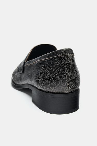 MOCASSINS EN CUIR EFFET USÉ - Gris de Zara - Image 6