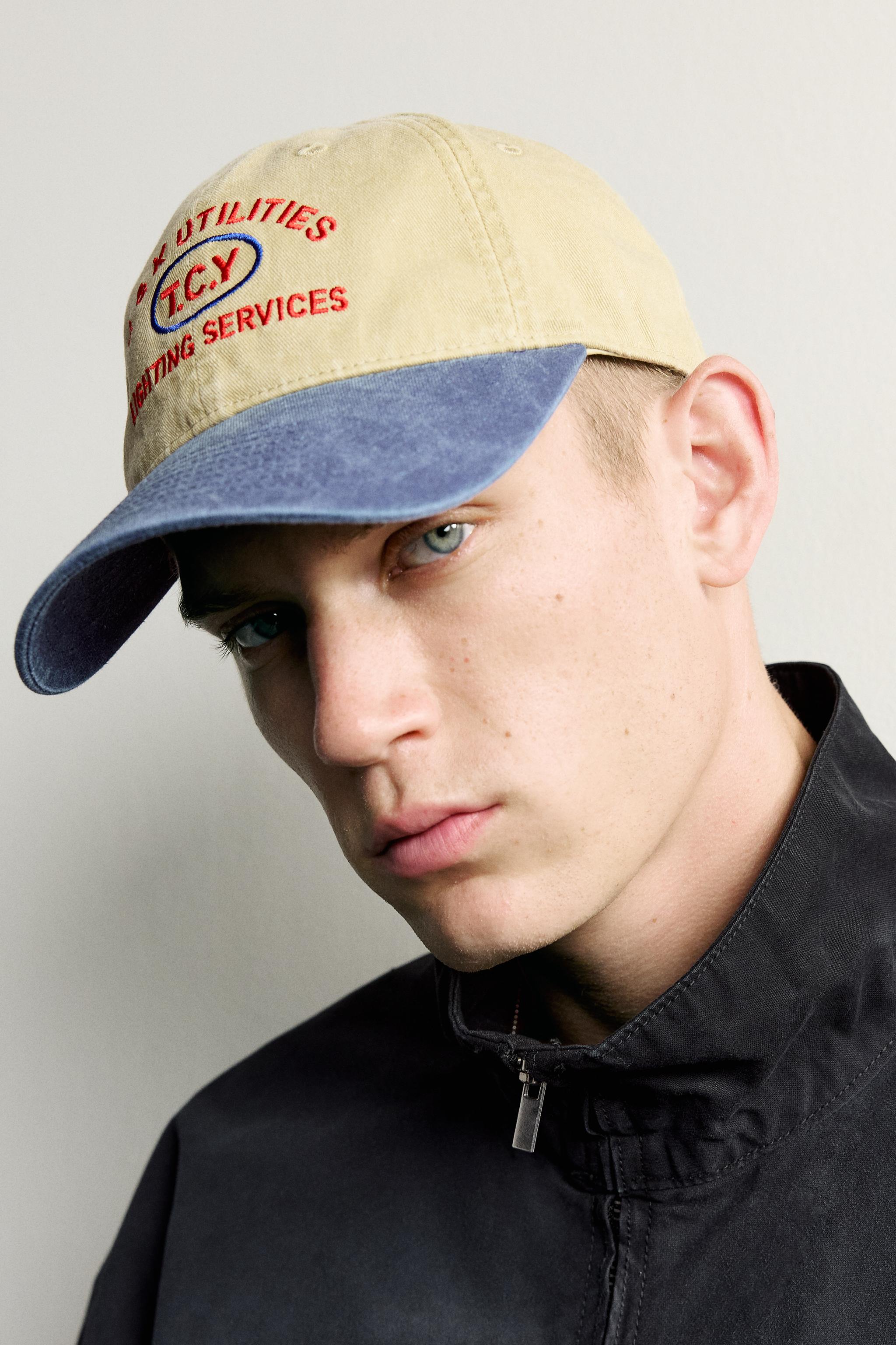 CASQUETTE À INSCRIPTION BRODÉE EN CONTRASTE