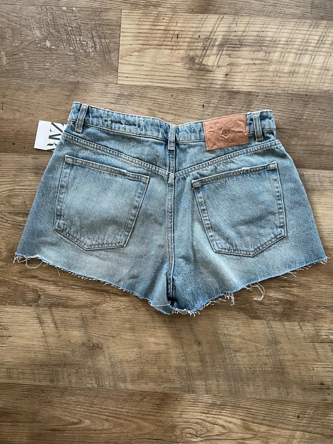 Z1975 MID RISE RIPPED SHORTS - Image 2