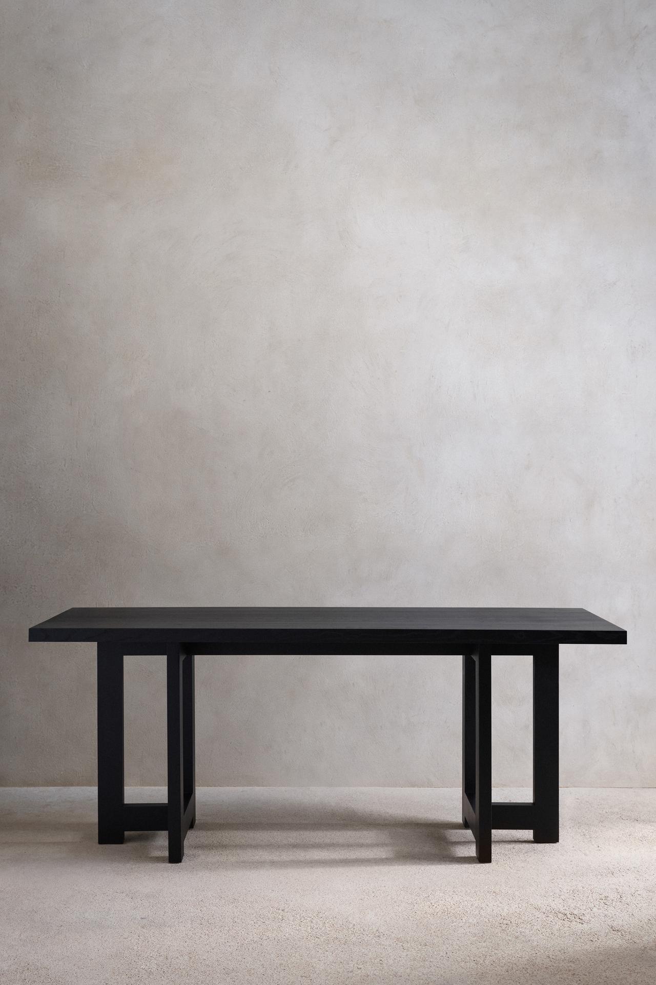 DESK 01 — Black