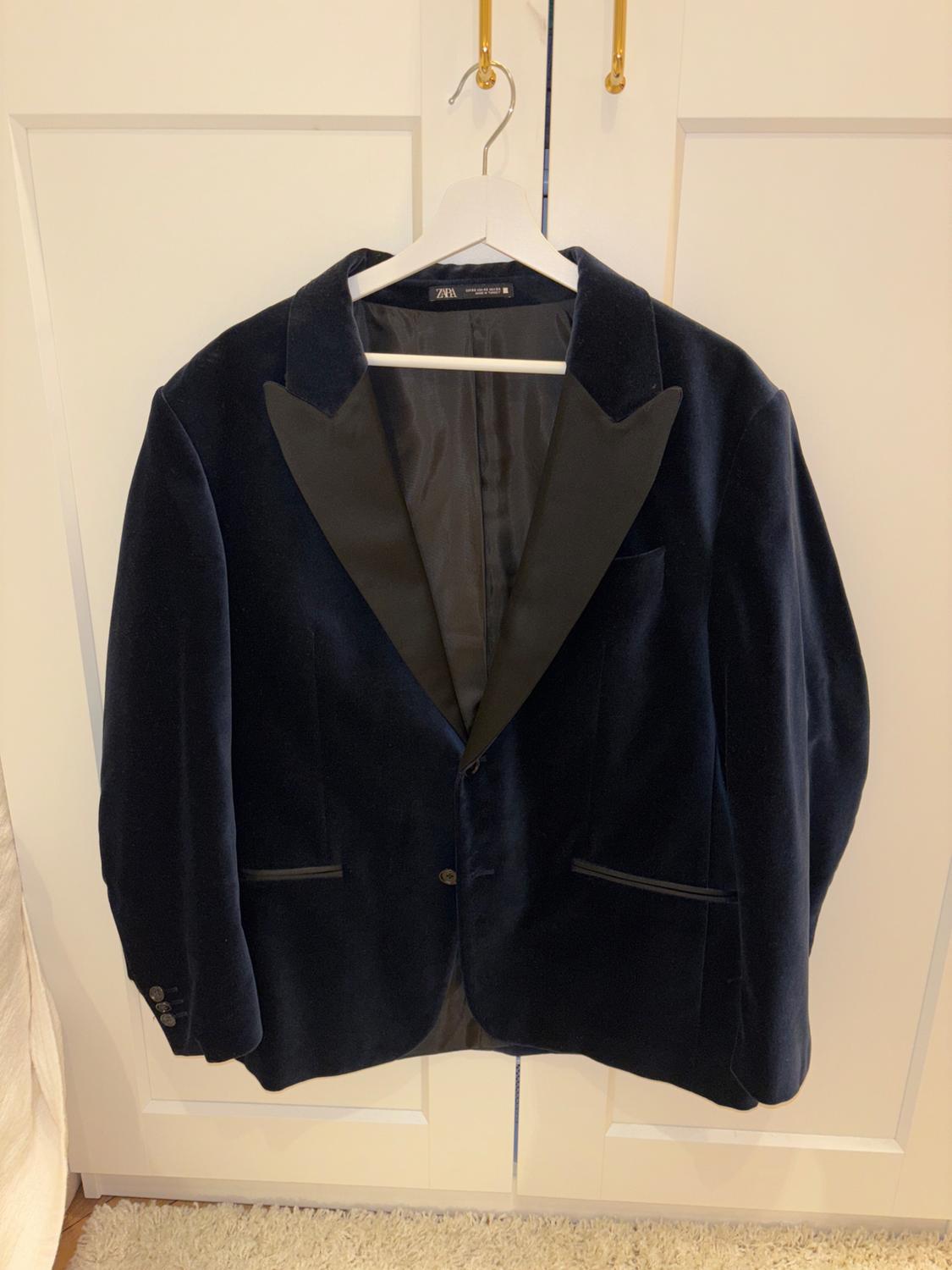 CONTRASTING VELVET BLAZER