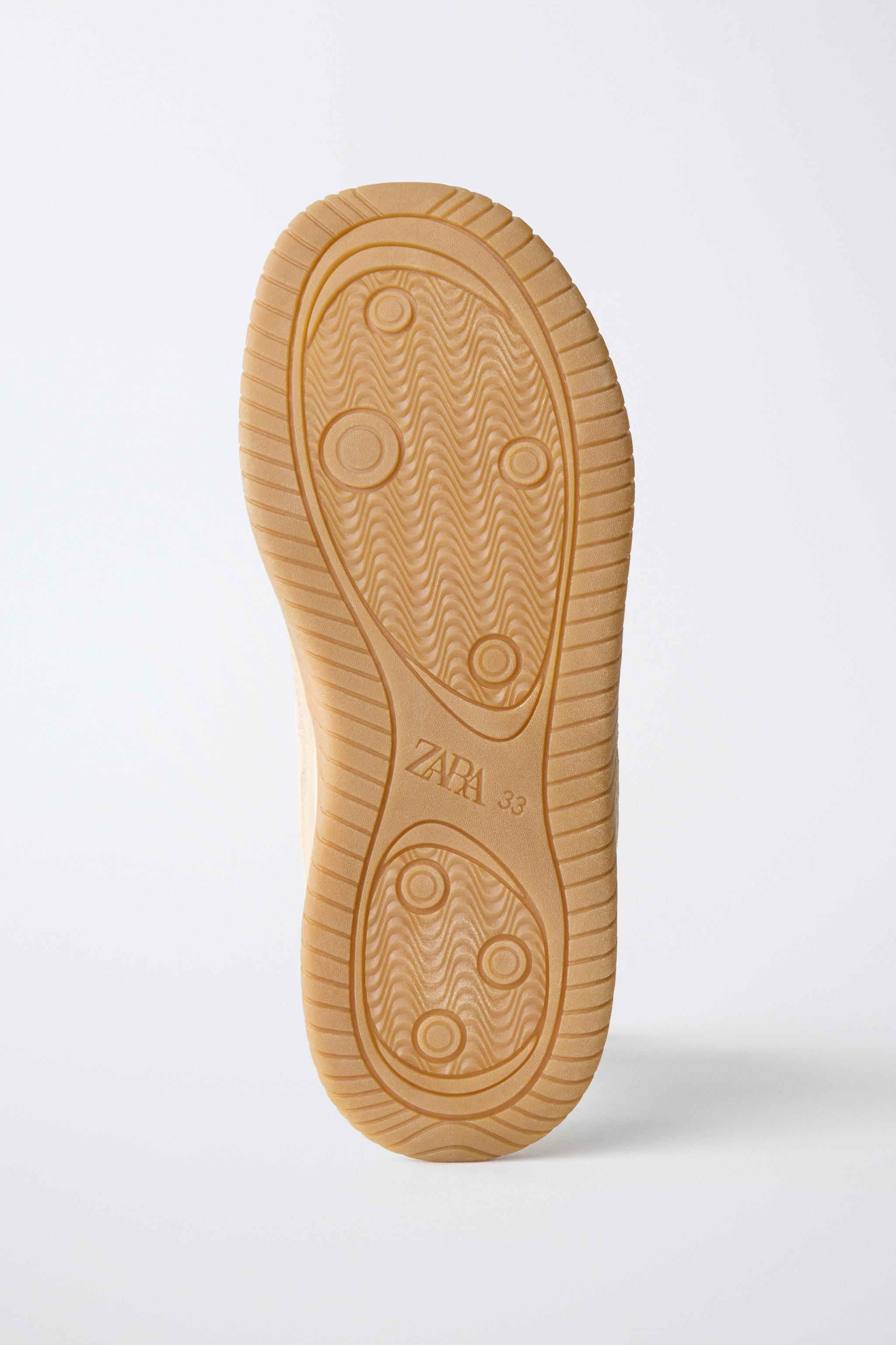 CONTRAST BAREFOOT SNEAKERS