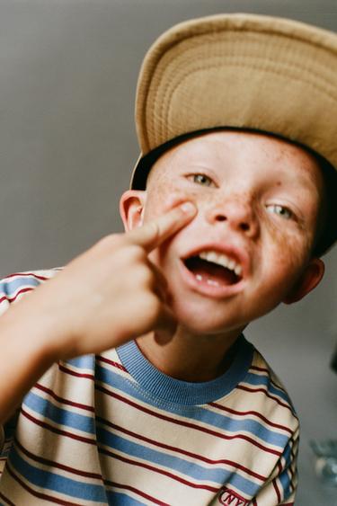 ФУТБОЛКА В ПОЛОСКУ С ВЫШИТЫМ ЛОГОТИПОМ — Цвет небеленого полотна/Синий от Zara