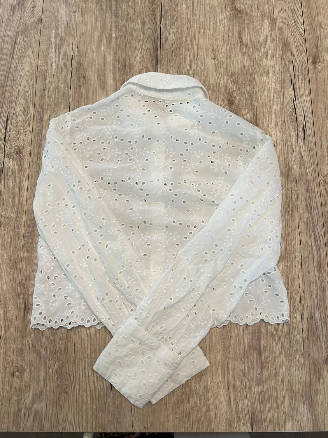 CAMISA CROP BORDADOS PERFORADOS - Image 3