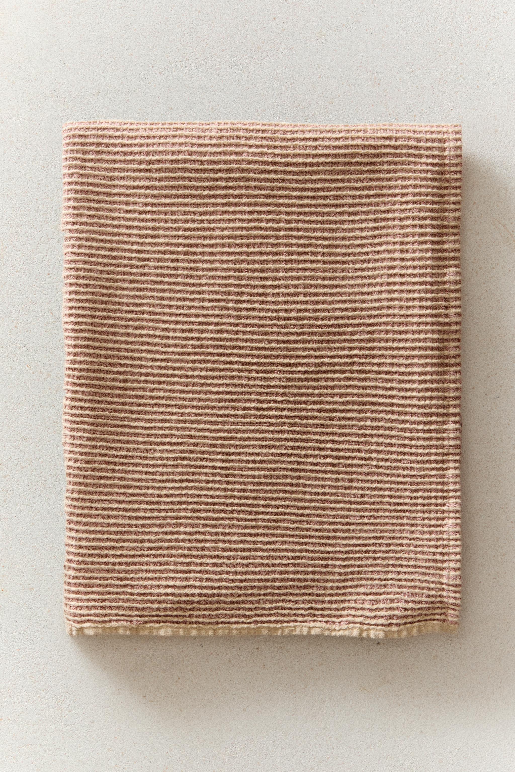 TWO-TONE WAFFLE BATH TOWEL — Red