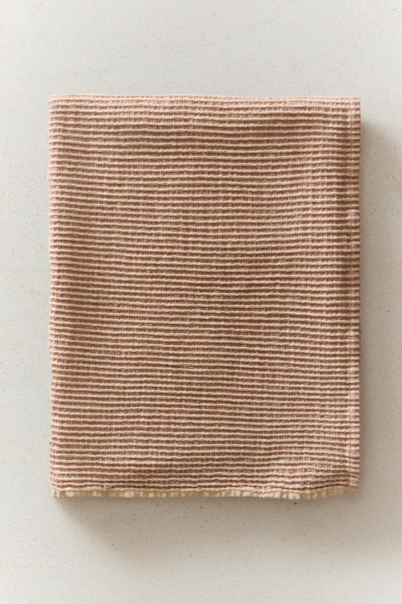 TWO-TONE WAFFLE BATH TOWEL — Red