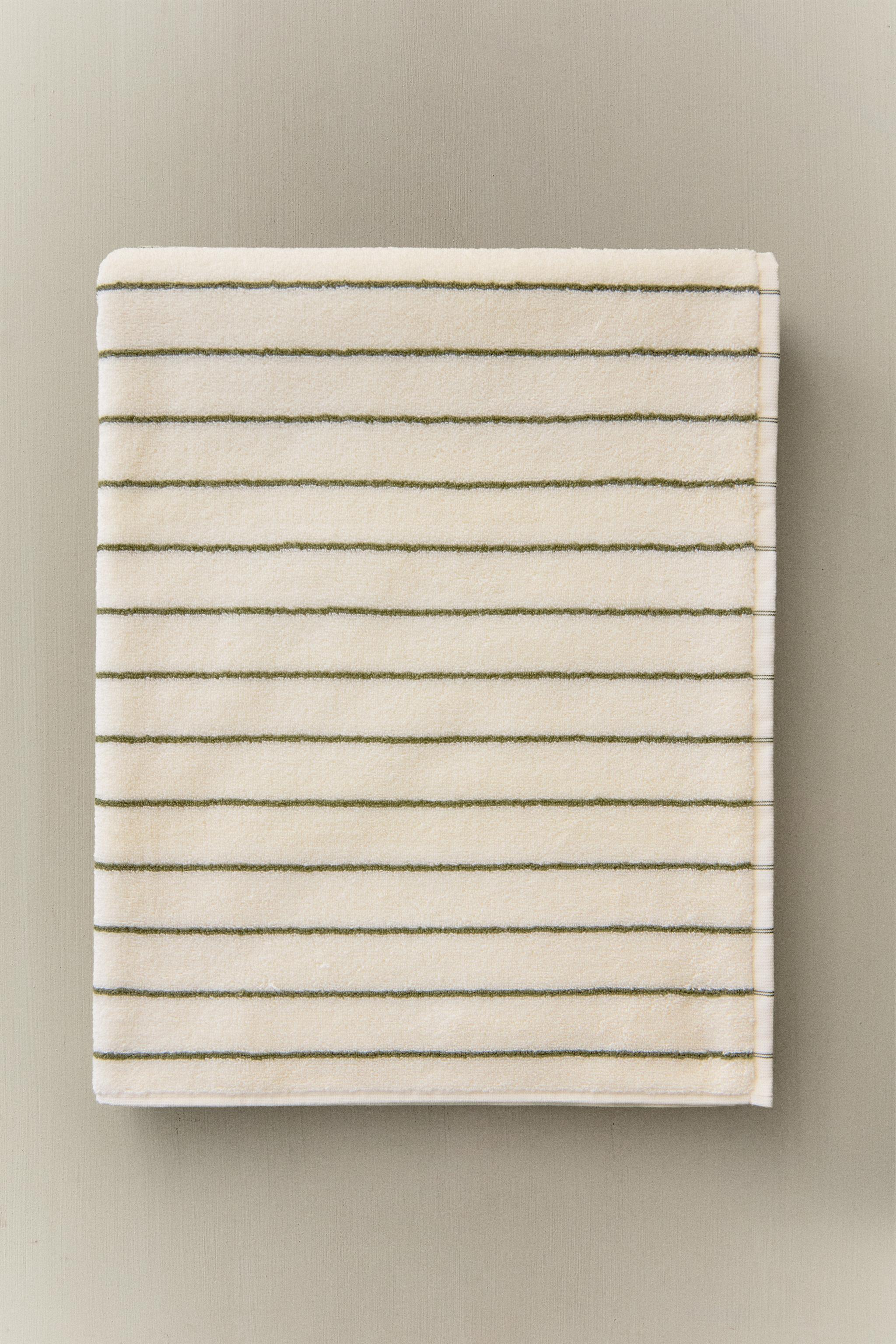 BATH TOWEL WITH CONTRAST STRIPES