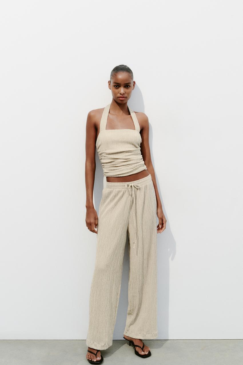 El pantalón de seda de Zara que está causando furor en la moda mujer