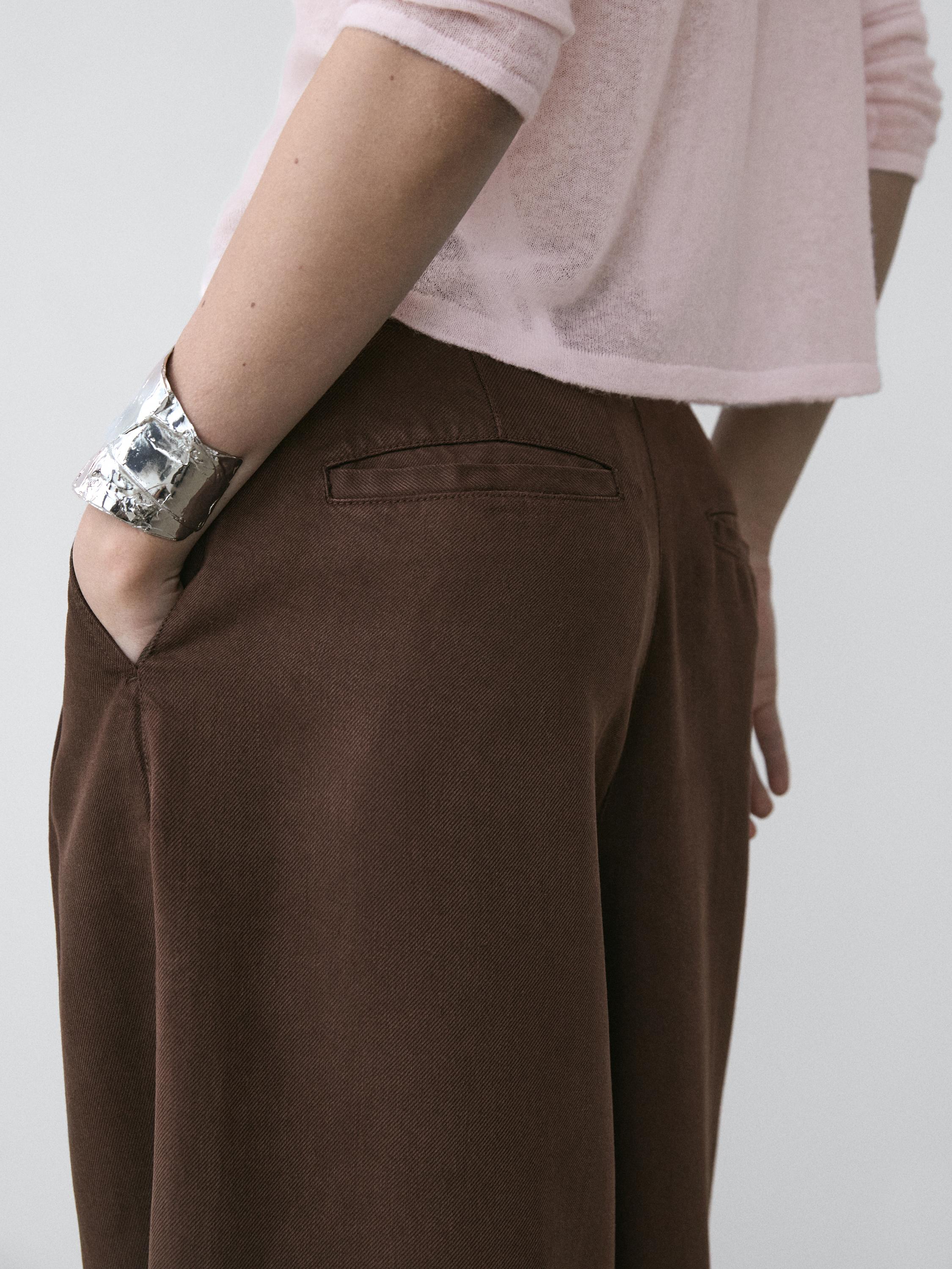 Pleated wide-leg pants