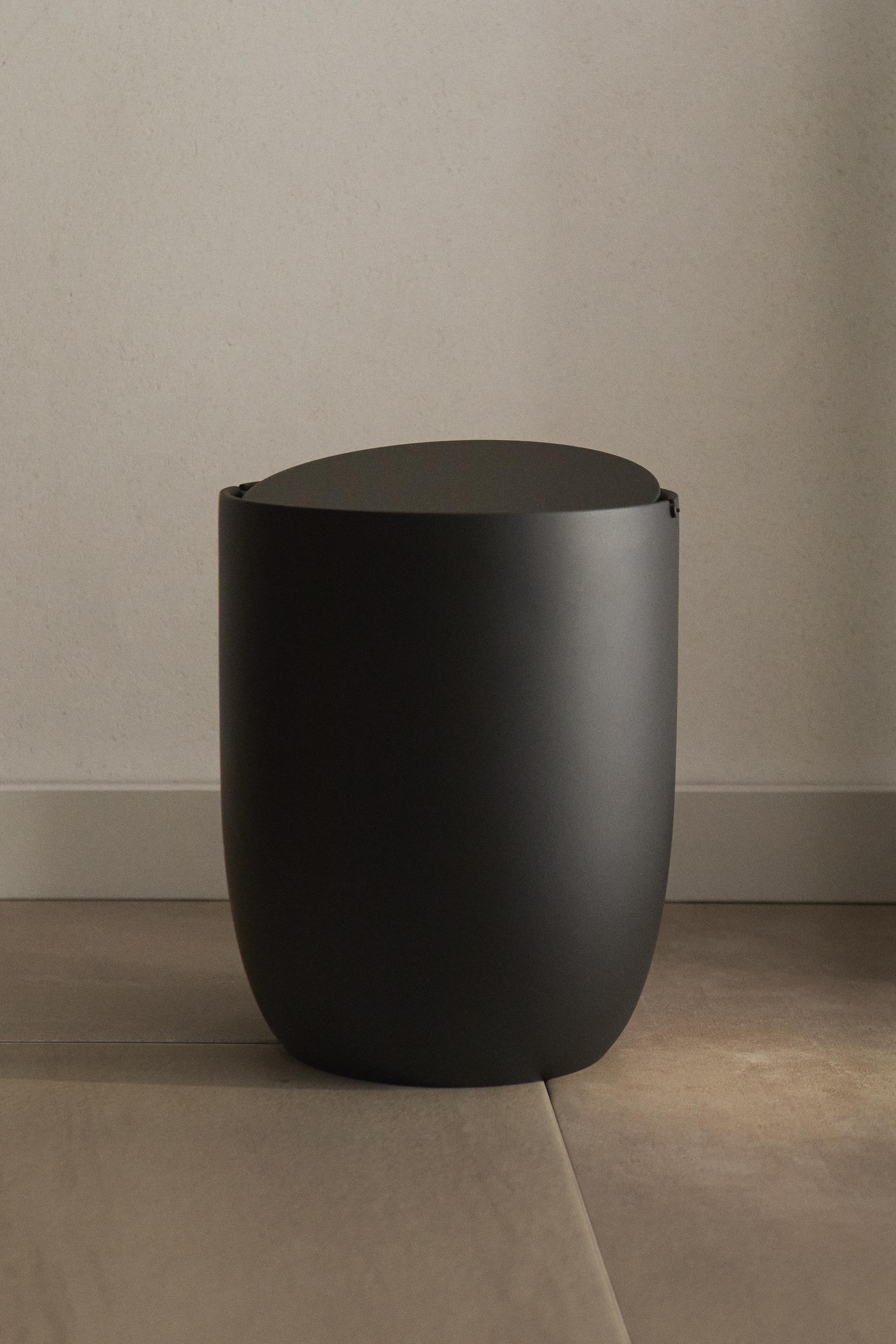 RESIN BATHROOM BIN — Black