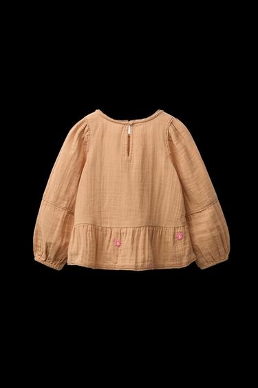 BLUSA TEXTURA FLORES BORDADAS - Caramelo de Zara