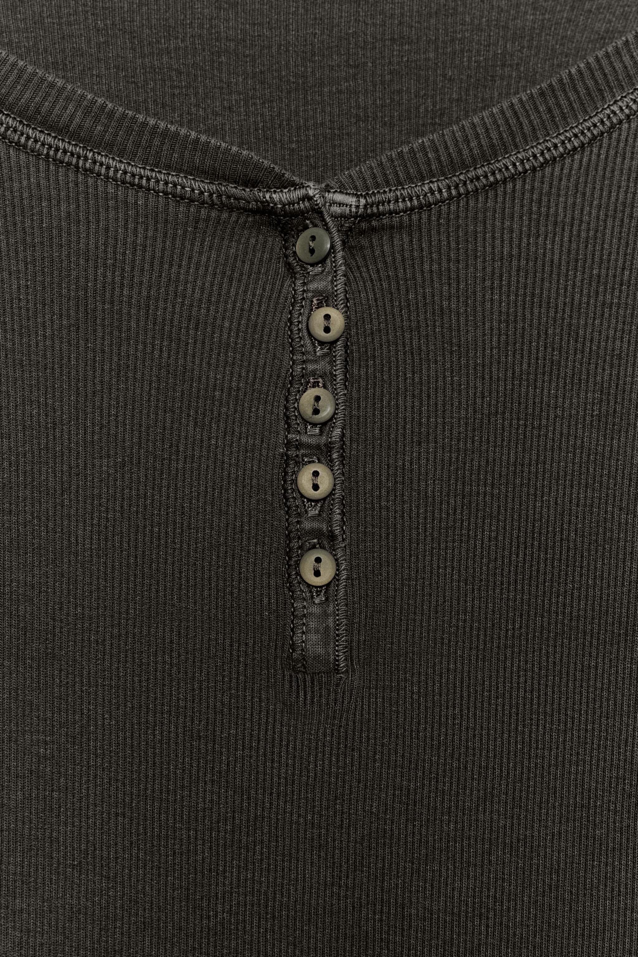 Женские футболки Zara RIBBED HENLEY T-SHIRT — фото 7