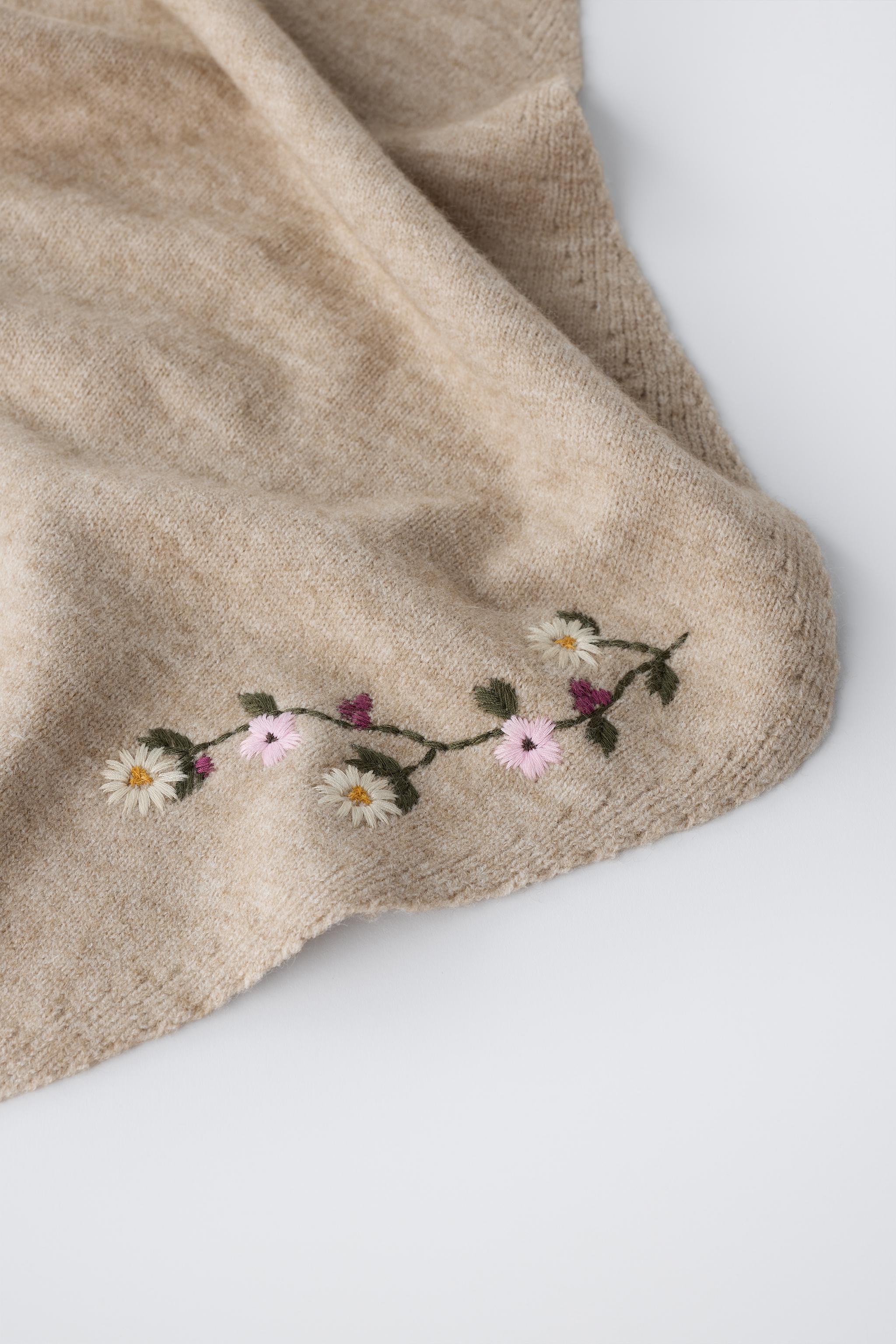 KNIT SCARF WITH EMBROIDERED FLOWERS