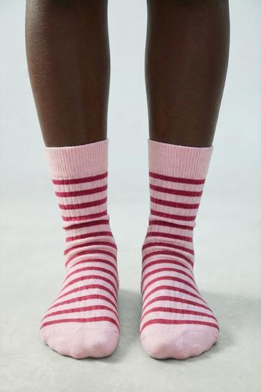 LOT DE DEUX PAIRES DE CHAUSSETTES MONTANTES À RAYURES - Rose de Zara