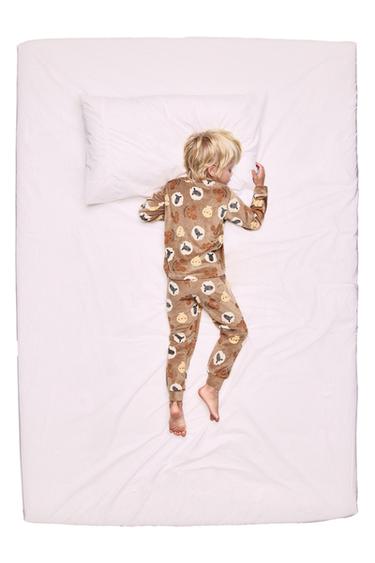 2-6 سنوات/ بيجامة قطيفة حيوانات - بني الخاص بـ Zara