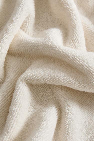 BATH TOWEL WITH DOUBLE TRIM - عاج الخاص بـ Zara