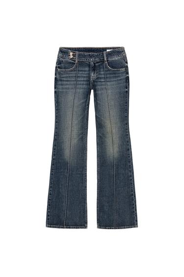 Μπροστινή όψη μπλε τζιν bootcut με χαμηλόμεση εφαρμογή, μπροστινές και πίσω τσέπες, τονισμένη ραφή και ξεβαμμένο εφέ.
