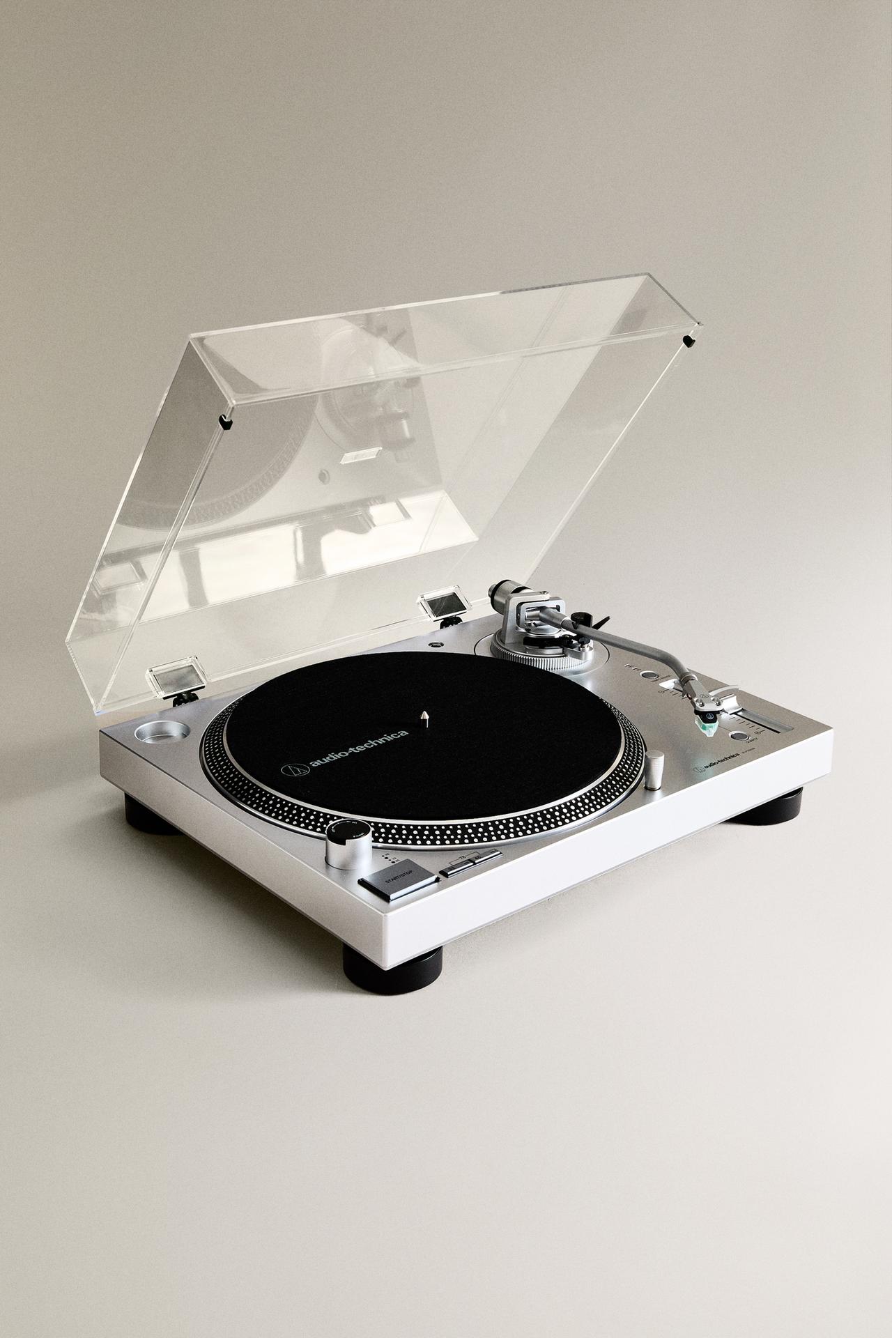 AUDIO TECHNICA TURNTABLE — Silver