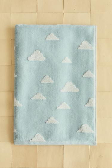 DZIECIĘCY RĘCZNIK KĄPIELOWY W CHMURKI - Jasnoniebieski Zara
