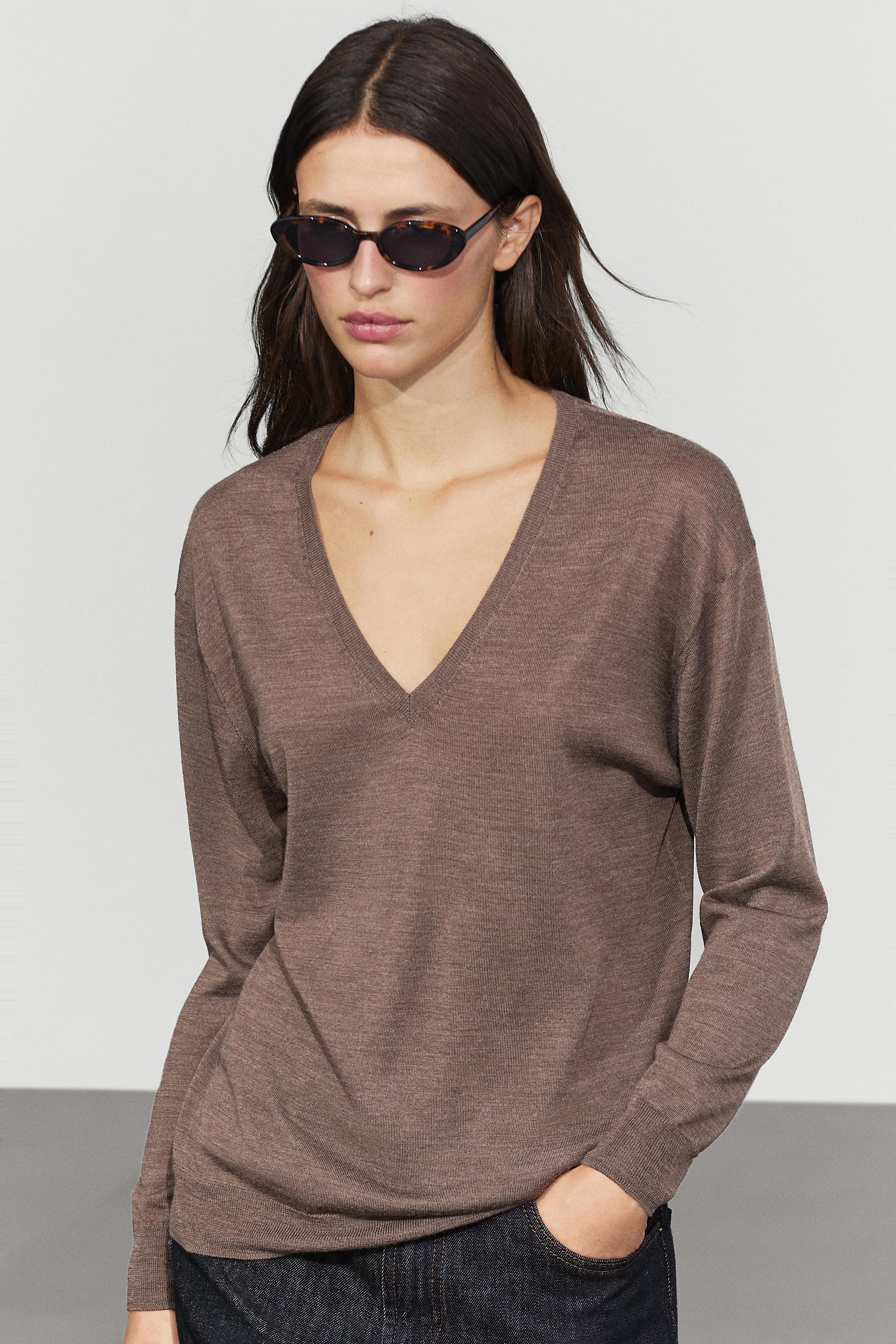 100% wool V-neck knit sweater — brown vigore