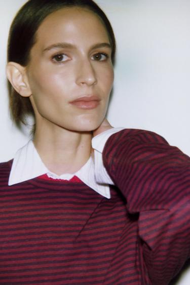 ФУТБОЛКА В ПОЛОСКУ ИЗ ХЛОПКА И ЛЬНА — Оттенки Фиолетового от Zara