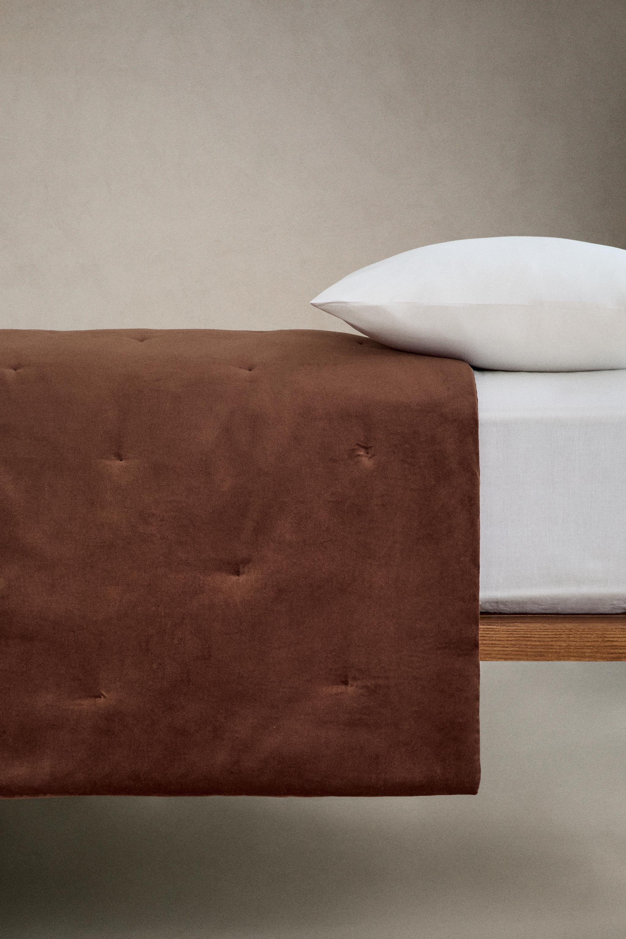 PADDED VELVET QUILT BEDSPREAD