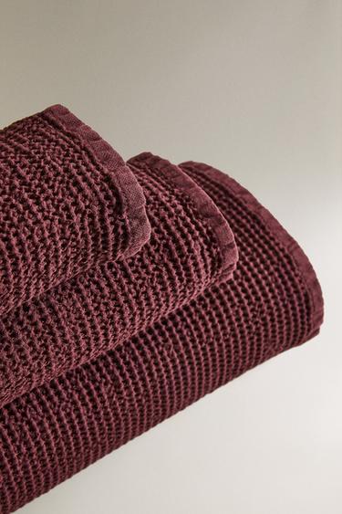 MINI WAFFLE-TEXTURE BATH TOWEL - Burgundy by Zara