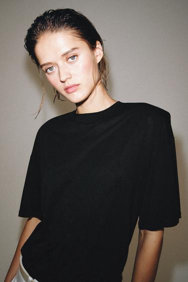 FLOWING T-SHIRT WITH SHOULDER PADS - Black by Zara
