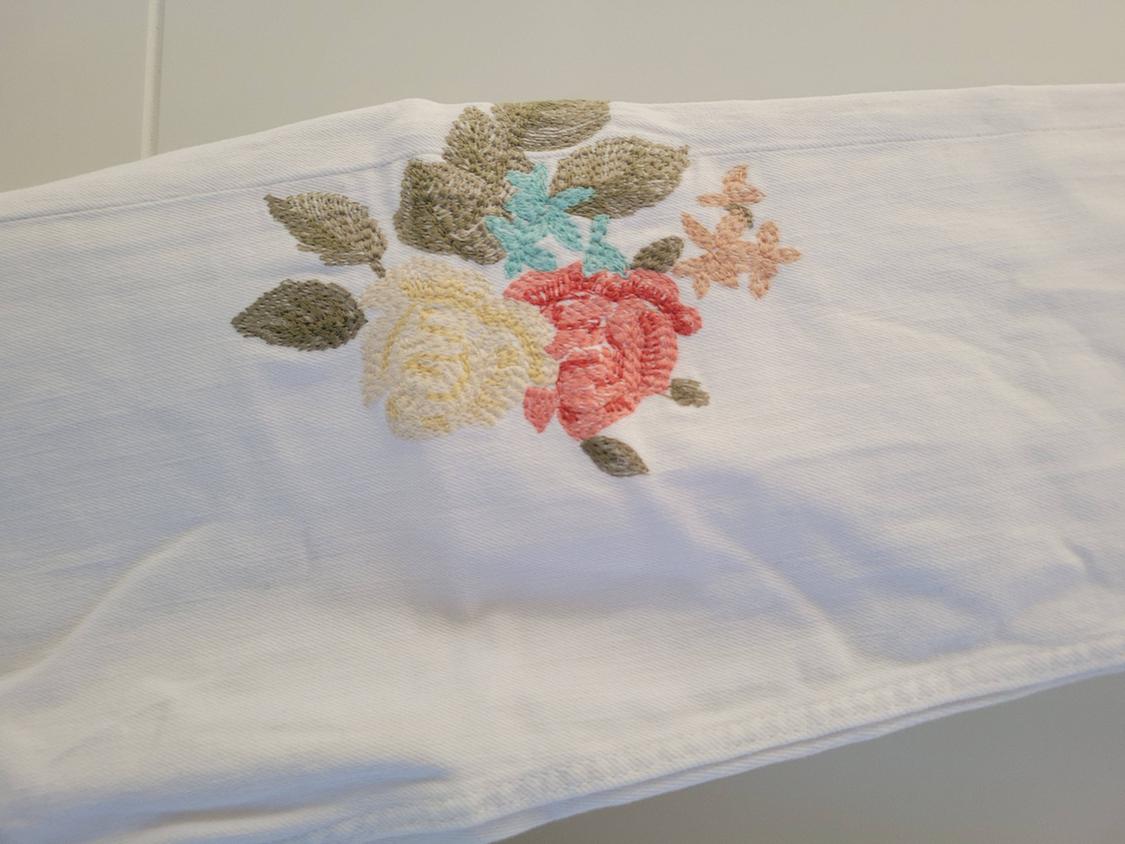 EMBROIDERED MID RISE JEANS - Image 3