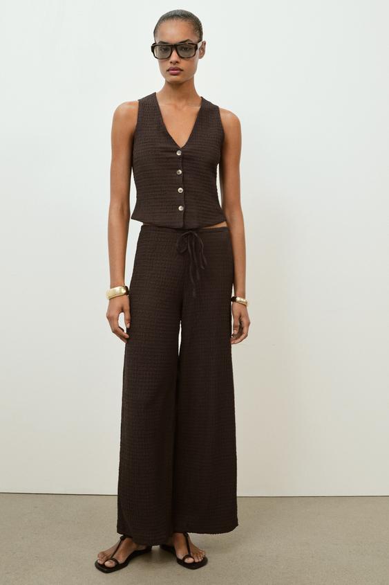 TEXTURED BUTTONED VEST TOP