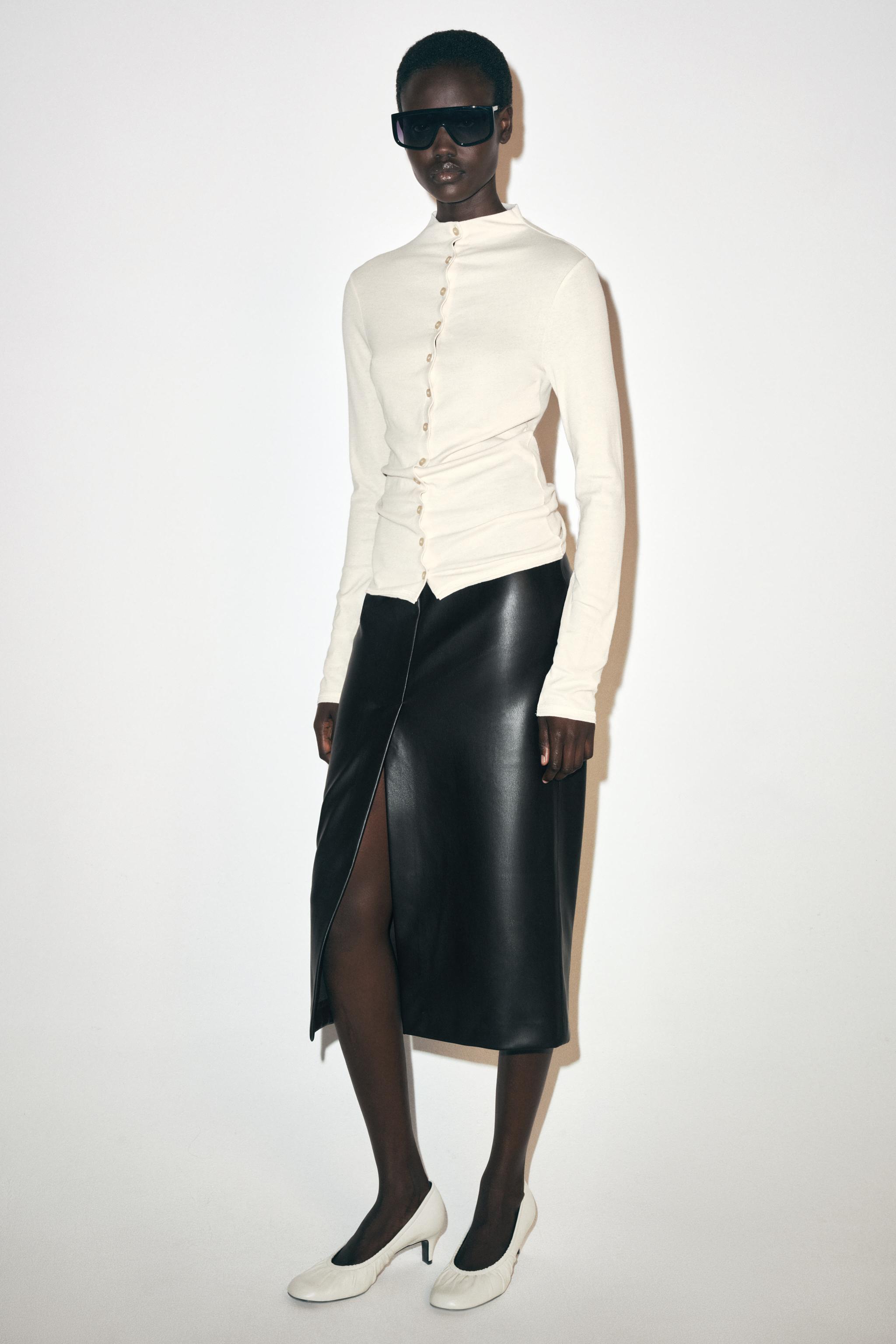 TOP BOUTONNÉ À COL ROULÉ
