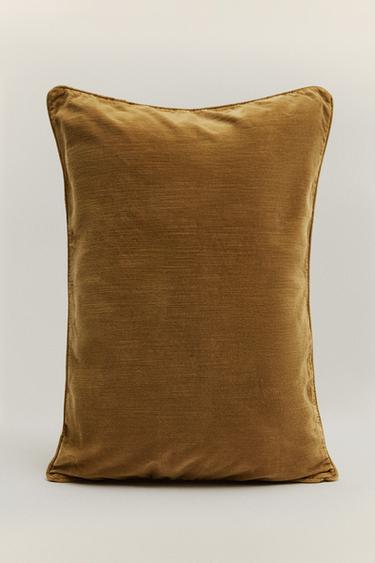 VELVET CUSHION COVER - زيتي الخاص بـ Zara