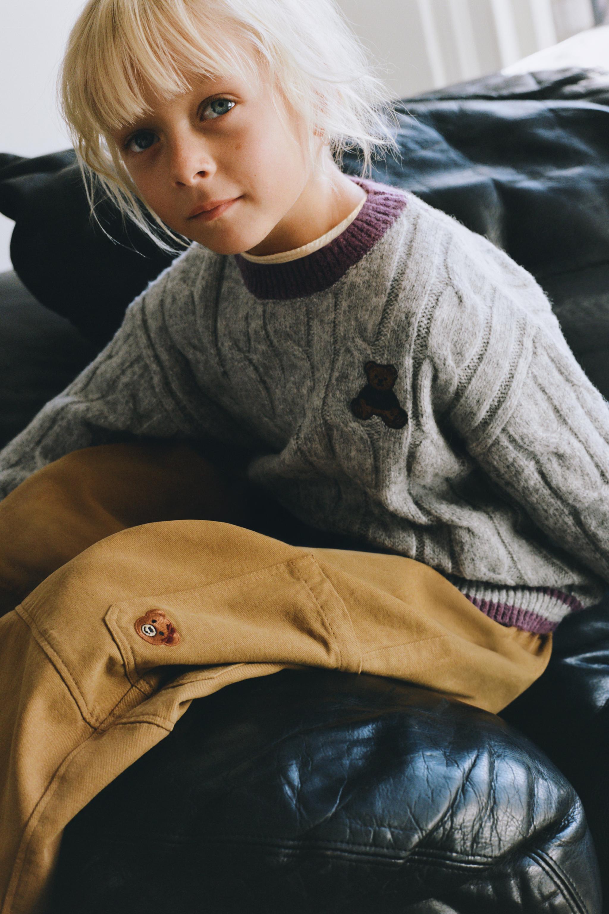 PULL EN MAILLE À TORSADES OURSON BRODÉ