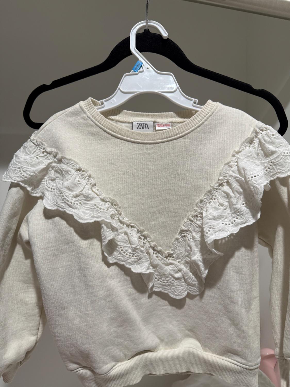 SUDADERA VOLANTE BORDADO SUIZO