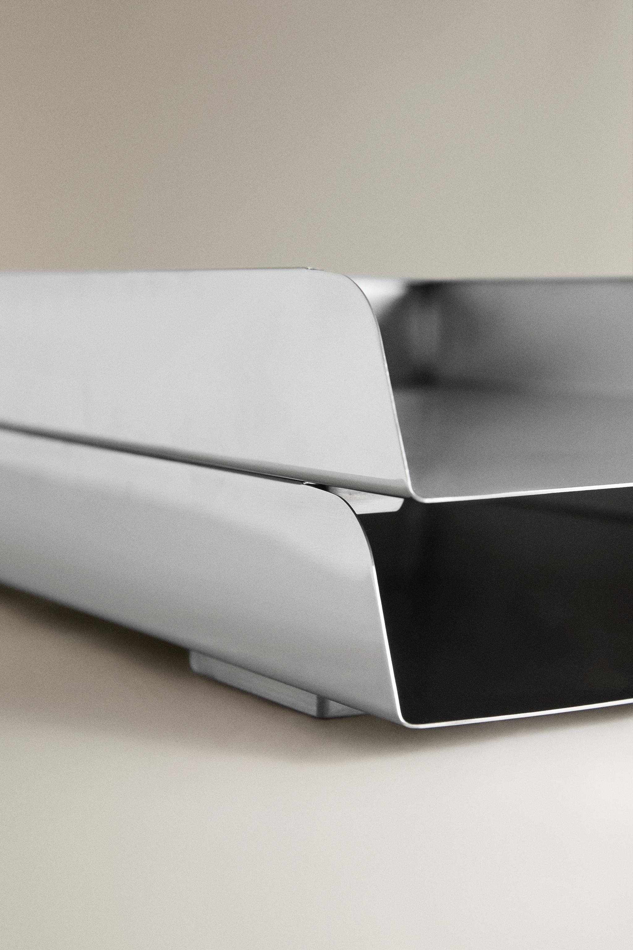 STACKABLE METAL DOCUMENT TRAY