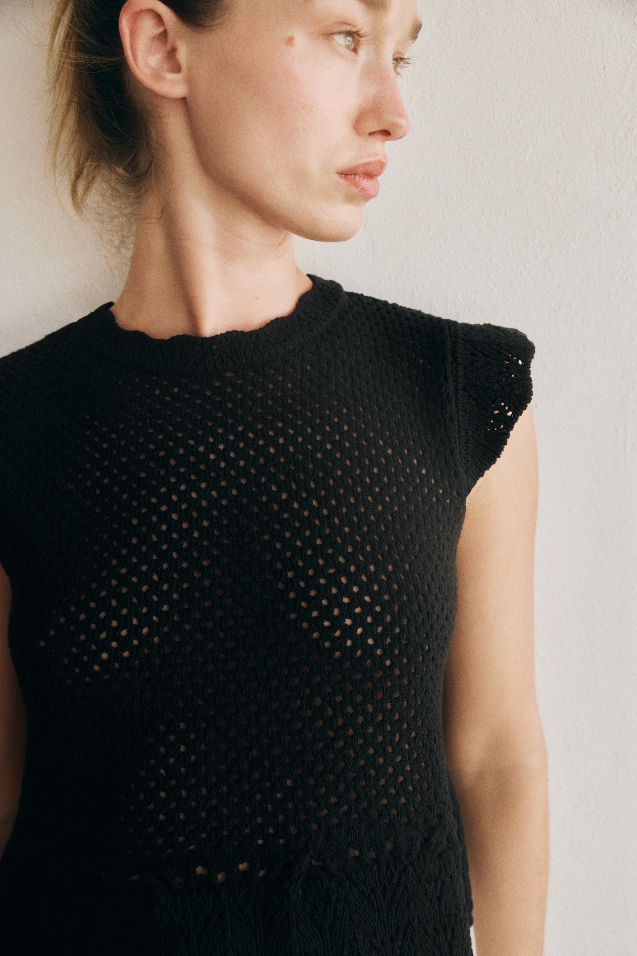 OPEN-KNIT TOP
