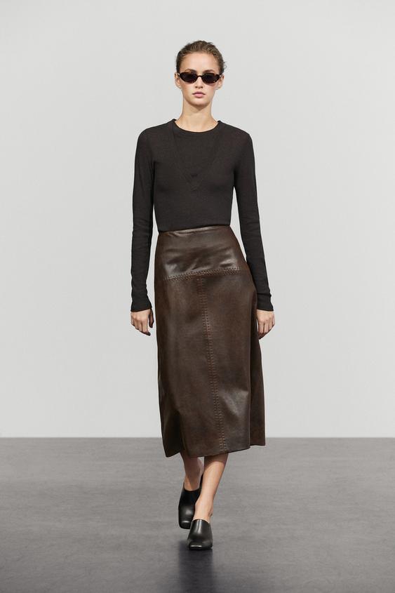 Jupe midi droite en cuir nappa avec coutures - Marron de Zara - Image 0